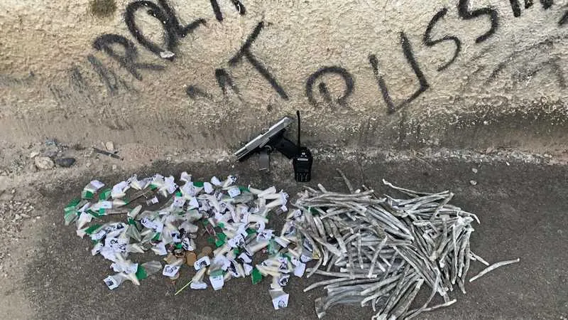 Além das drogas, 10 motos foram apreendidas com os suspeitos