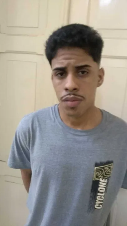 Foram constatados sete mandados de prisão em aberto contra o mesmo