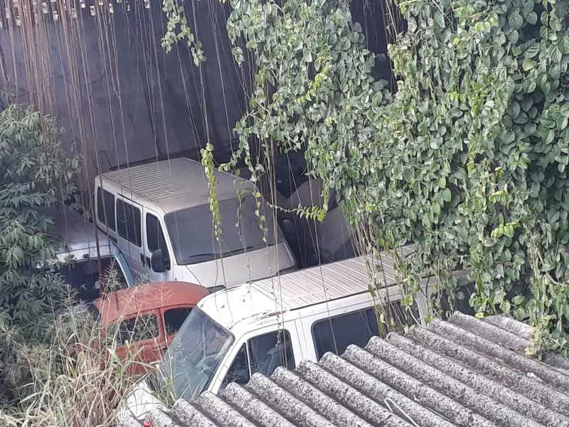 Além de muito lixo, muros podem cair a qualquer momento 