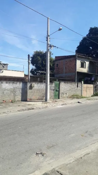 Moradores comemoram a troca do poste em rua do Laranjal