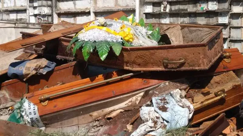 Uma verdadeira cena de filme terror foi vista na manhã de ontem por quem esteve no local entulhados, covas quebradas, lixo, mau cheiro e insetos. Essa é a realidade encontrada por quem entra no Cemitério São Miguel, que fica no bairro de mesmo nome, em São Gonçalo