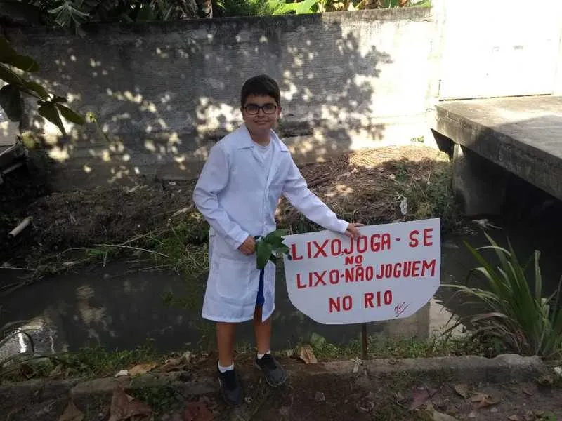 Projeto criado pela professora Bárbara Novoa, do 5º ano, promoveu a conscientização dos alunos, que plantaram mudas de diferentes espécies de árvores às margens de rio, no bairro Trindade