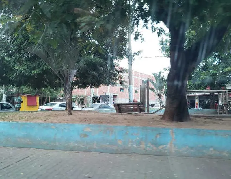 Porta de entrada da construção ficou lotado por diversos momentos desta manhã