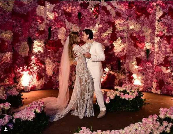 Os youtubers Whindersson Nunes e Luisa Sonza casaram-se na última quarta-feira e se tornaram o assunto mais comentado da semana.  A festa com uma decoração de cair o queixo contou com a presença de diversos famosos do youtube e das telinhas. Rayza Nicácio, Cocielo, Evelyn Regly e Dani Russo foram alguns dos 'digitais influencers' que compareceram. Quem agitou a festa foi Mc Kekel, Mc Guimê e Dj Alok.
