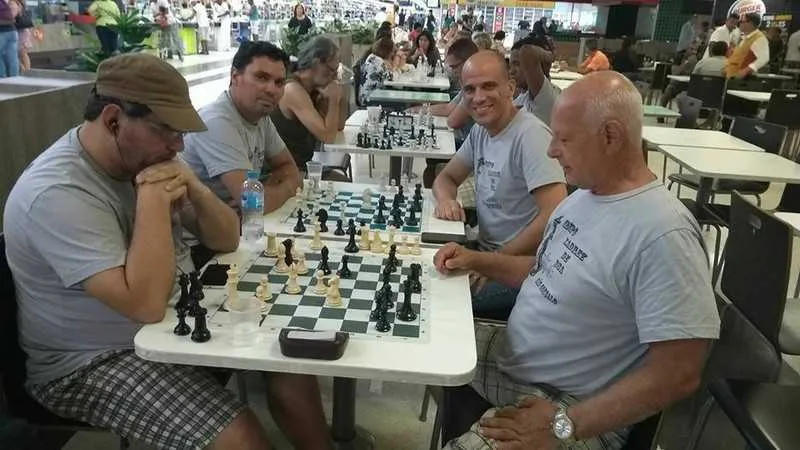 Enxadristas  formaram o ‘Grupo Xadrez de Rua’ para popularizar o esporte de tabuleiro em São Gonçalo