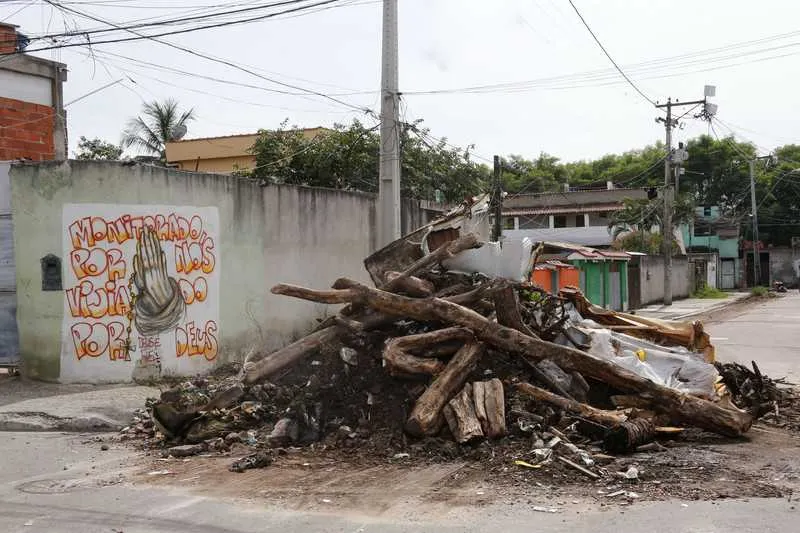 Na Rua Sargento Antônio da Costa, barricada é feita de vegetais