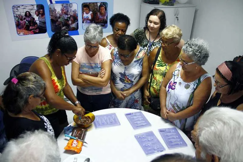 Grupo de idosos atendidos no espaço se reuniram para aprender a produzir chocolates artesanais
