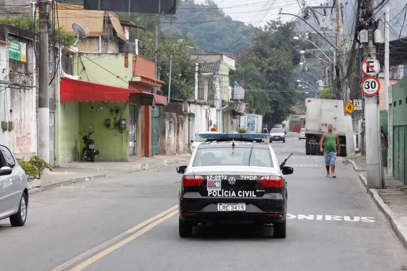 Criminosos mantiveram um casal refém, na tarde de sexta-feira, em um condomínio de luxo 