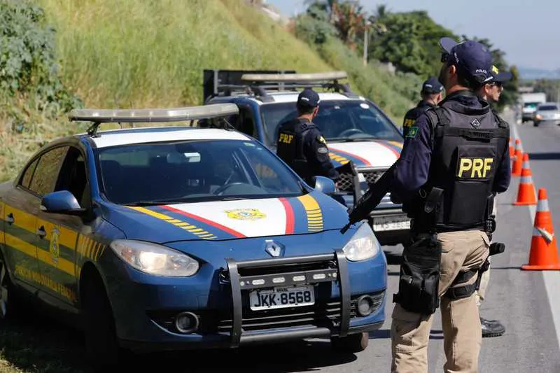 Os policiais foram baleados pelos criminosos, mas conseguiram pedir ajudar a colegas na BR-101