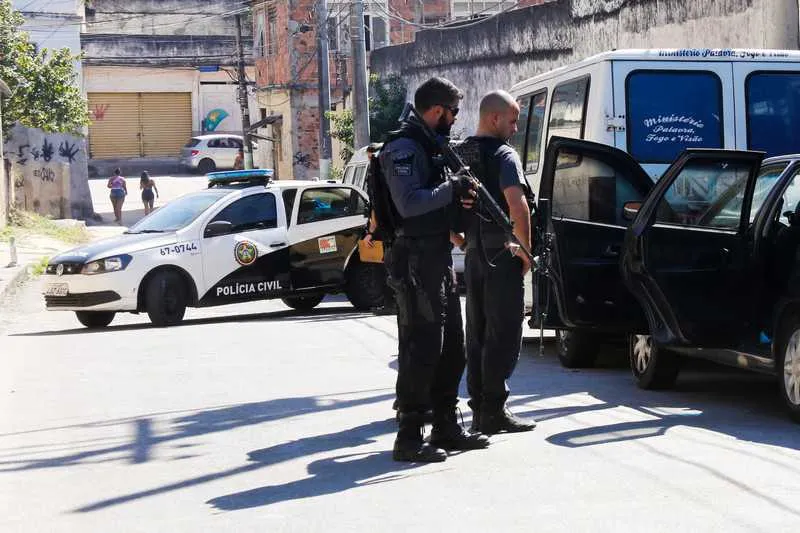 Corpo de Éber Campos da Silva estava no banco traseiro do veículo na Rua Leopoldo Azevedo