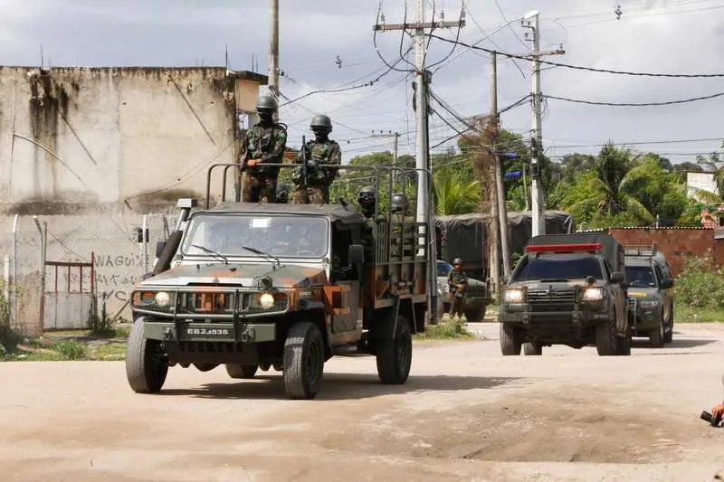 Houve apoio de blindados, aeronaves e equipamentos de engenharia nas duas operações