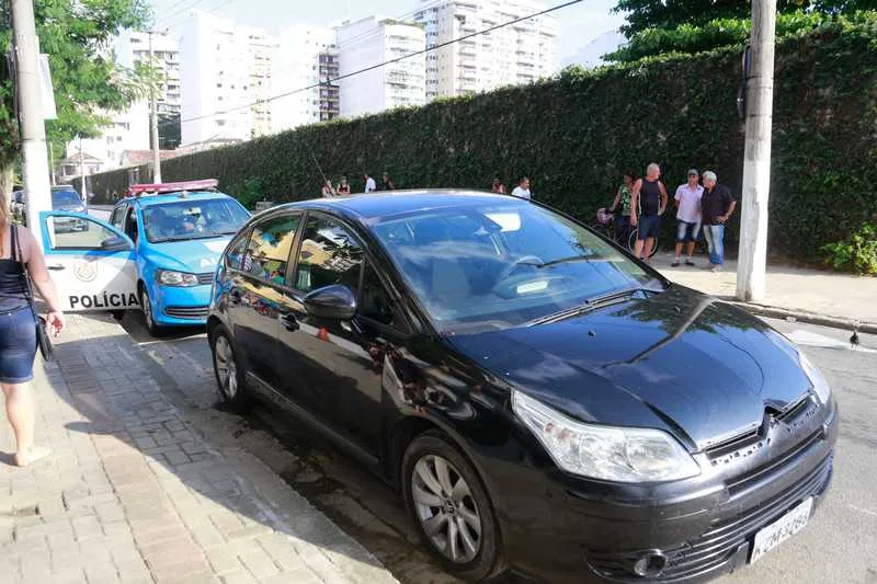 O carro foi encontrado abandonado em uma rua de Icaraí