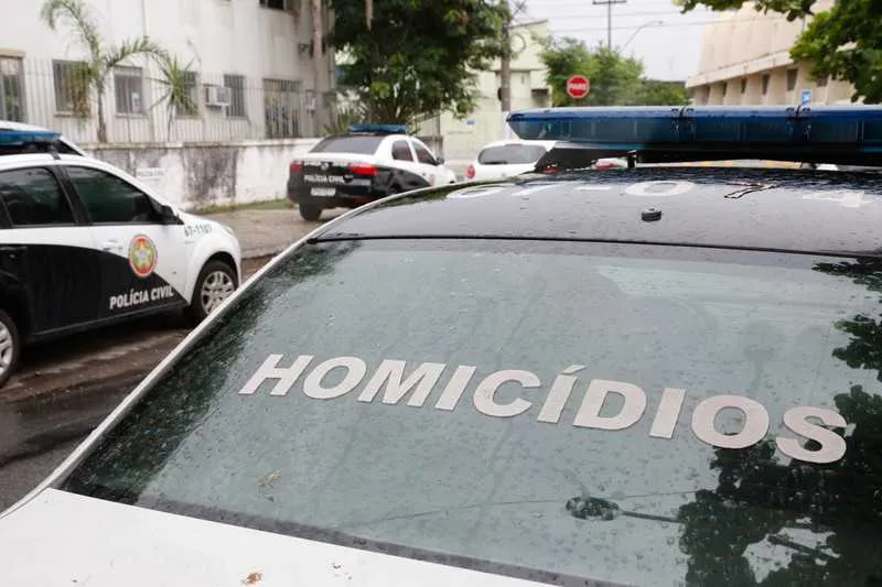 Agentes da Divisão de Homicídios de Niterói, Itaboraí e São Gonçalo (DHNISG) investigam o que motivou o assassinato de dois homens na tarde de sábado