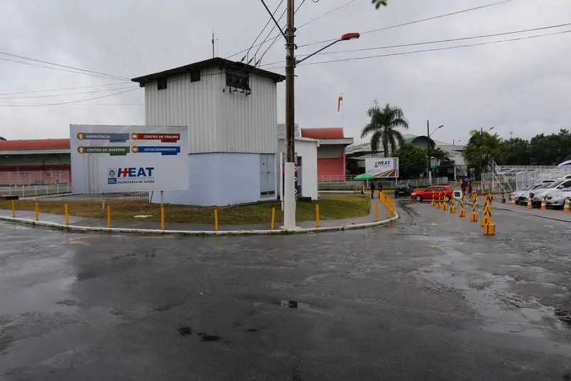 O policial foi socorrido e levado ao Hospital Alberto Torres