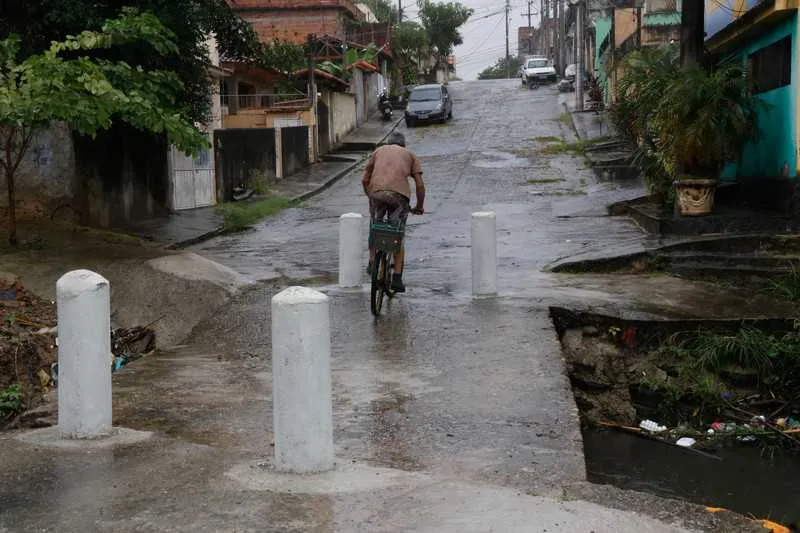 Para impedir o trânsito de veículos e pedestres, Prefeitura instalou os bloqueios para evitar acidentes