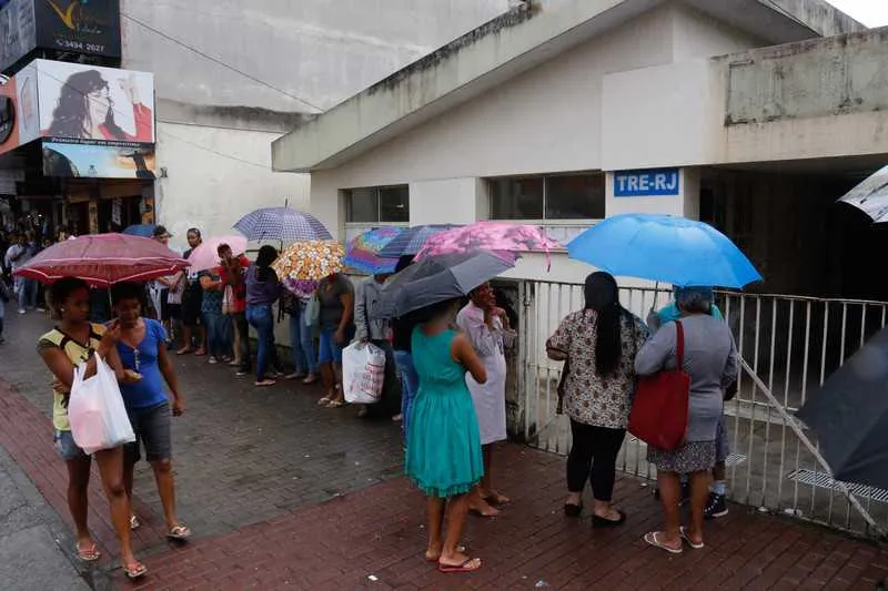 Grande fila para regularização de título no TRE
