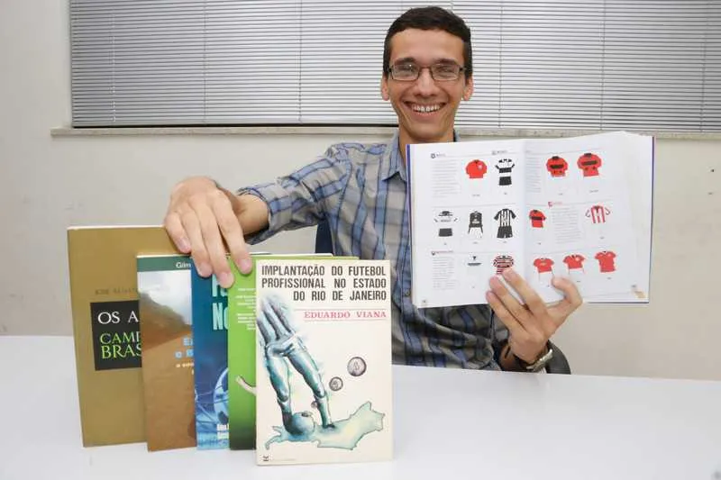 Orlindo veio ao OSG para consultar reportagens de clubes locais e trouxe seus livros-base de estudo