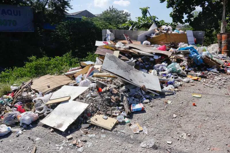 Moradores reclamam que problema acontece há dois meses