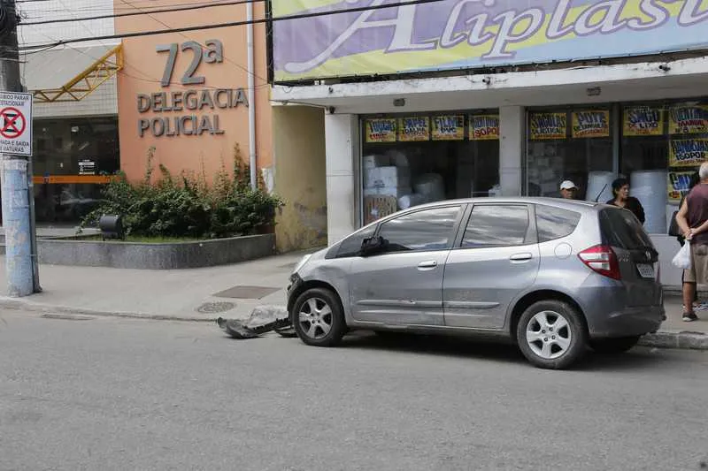 Carro foi apreendido durante perseguição no bairro do Rocha