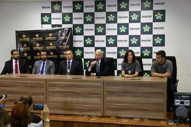Os três homens presos pela DH são acusados de integrar milícia que agia em bairros de Maricá  
