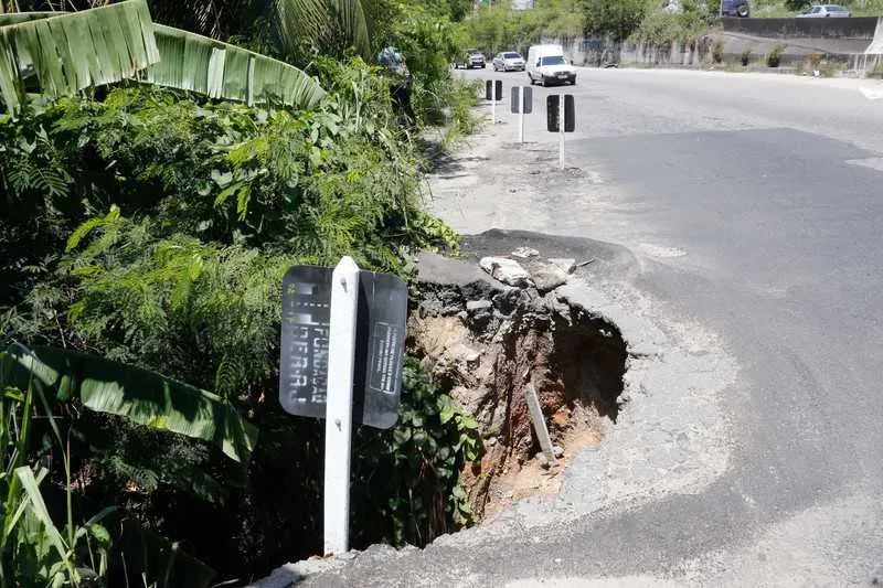 I>> Placa de sinalização foi colocada na altura do bairro de Maria Paula mas não há previsão de obras