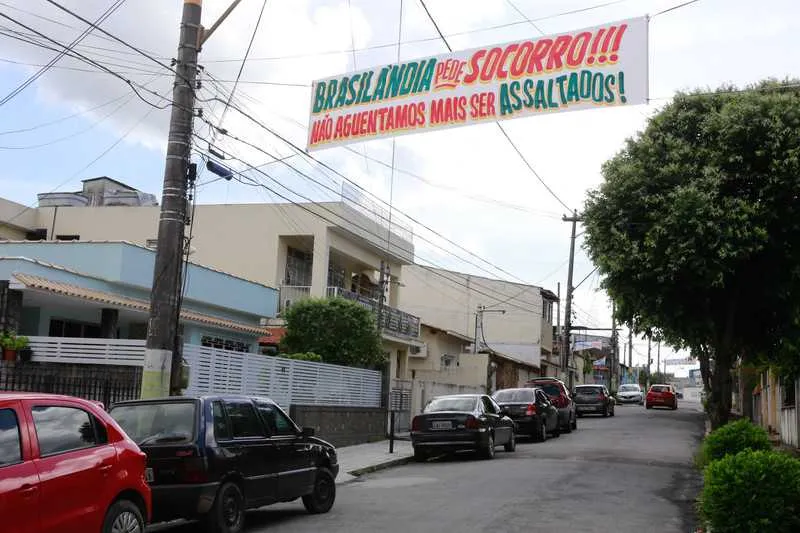 Para chamar atenção das autoridades, os moradores do bairro espalharam faixas avisando sobre os roubos constantes na região