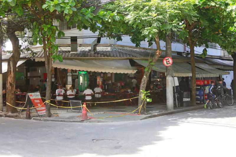 Imagens de câmeras flagraram a ação de quatro ladrões 