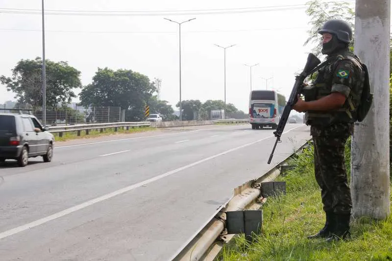 Impresso- Operação das forças armadas na BR 101