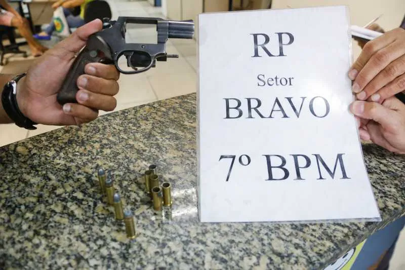 Impresso- Preso após manter duas pessoas reféns em Vista Alegre. Arma apreendida