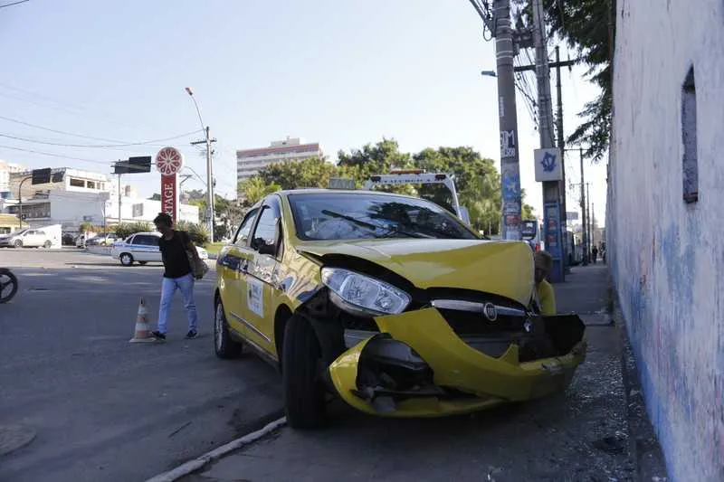 Fábio bateu com o carro na Avenida Presidente Kennedy, em SG