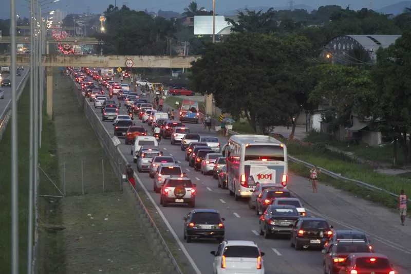 Trânsito acontece na pista sentido Niterói 