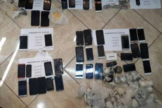 A ação resultou na apreensão de 35 celulares, quatro roteadores e drogas dentro das celas, que ainda não foram contabilizadas.
