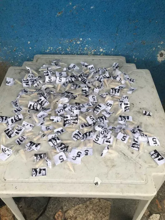 Após o confronto com os traficantes, os policiais apreenderam certa quantidade de drogas