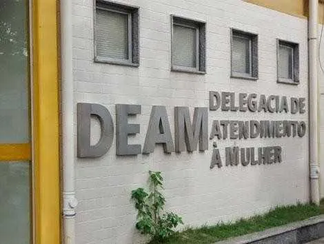 O homem ficou preso na Delegacia Especializada no Atendimento a Mulher (DEAM) de Cabo Frio. 