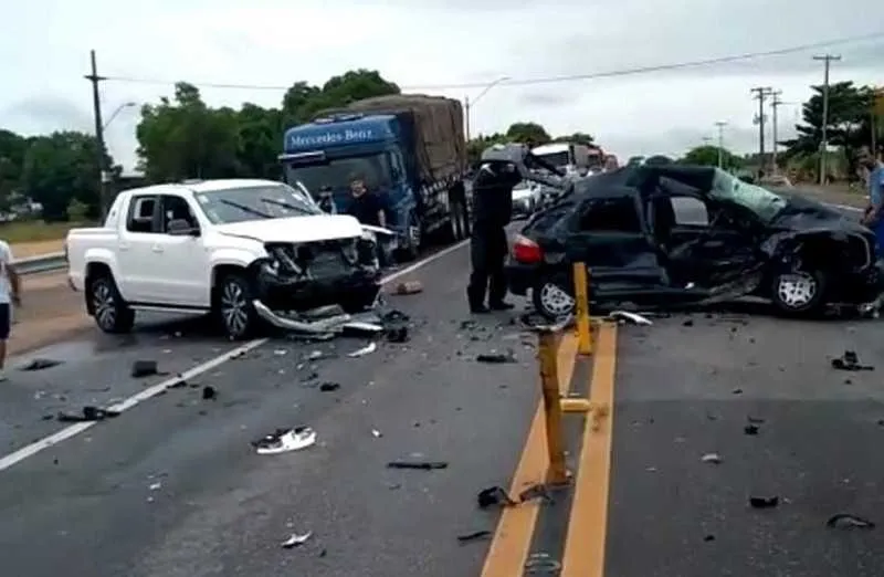 Carros colidiram no km 81