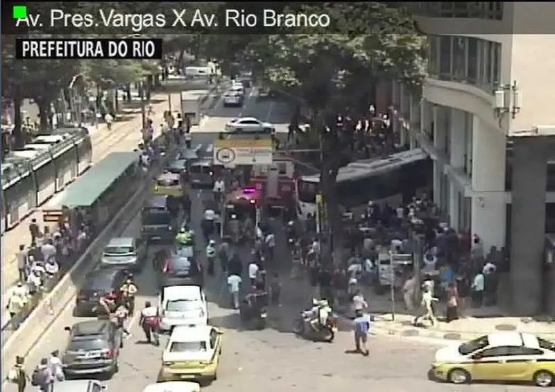 Trânsito está parcialmente interditado na Rio Branco