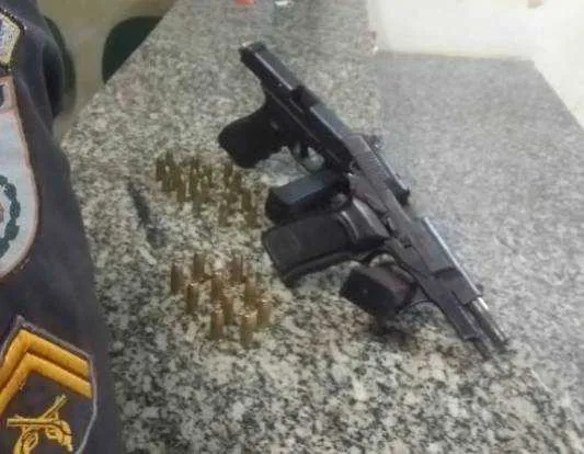 Com os suspeitos, os policiais encontraram duas pistolas e munições