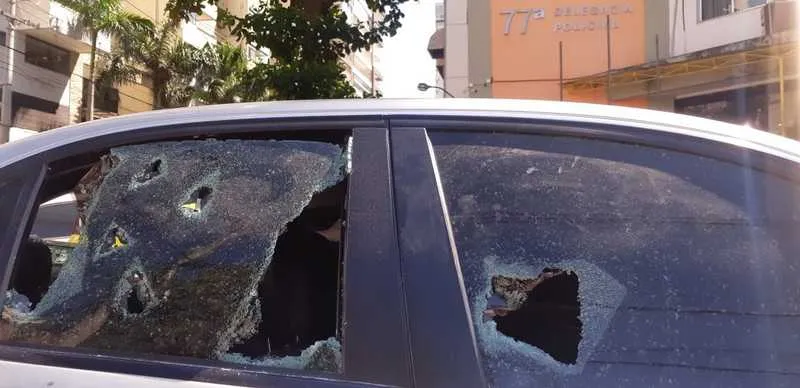 Carro foi metralhado por traficantes