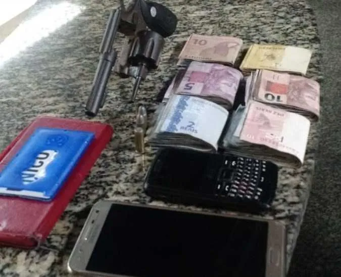 Suspeito estava com um revólver