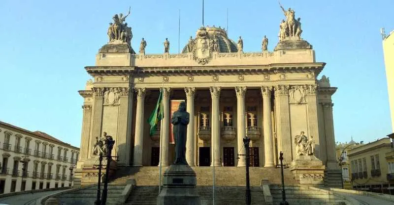 Dez deputados tiveram a prisão decretada