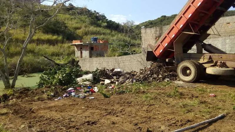 Policiais acharam início de uma construção ilegal