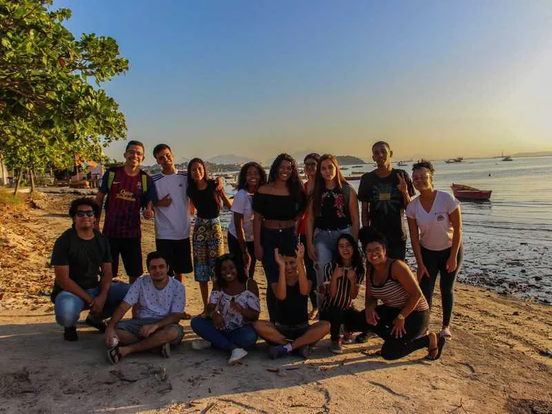 Imagem ilustrativa da imagem Professora de São Gonçalo realiza aula na Praia das Pedrinhas