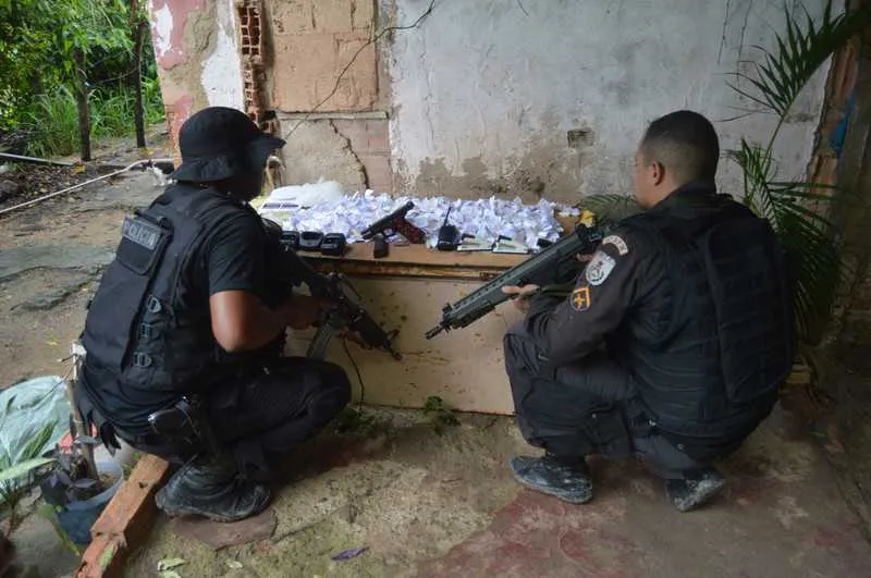 Com o homem, os policiais apreenderam uma pistola Glock .40 adaptada com Kit Rajada