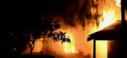 Incêndio ocorreu, nesta terça-feira (15) no bairro Cem Braças