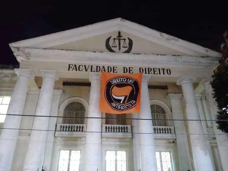 Estudantes haviam colocado bandeira com frase Direito UFF Antifascista