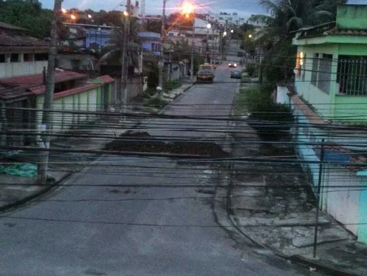 Barricadas foram instaladas na Rua São Januário, na esquina com a Célio Gouveia.