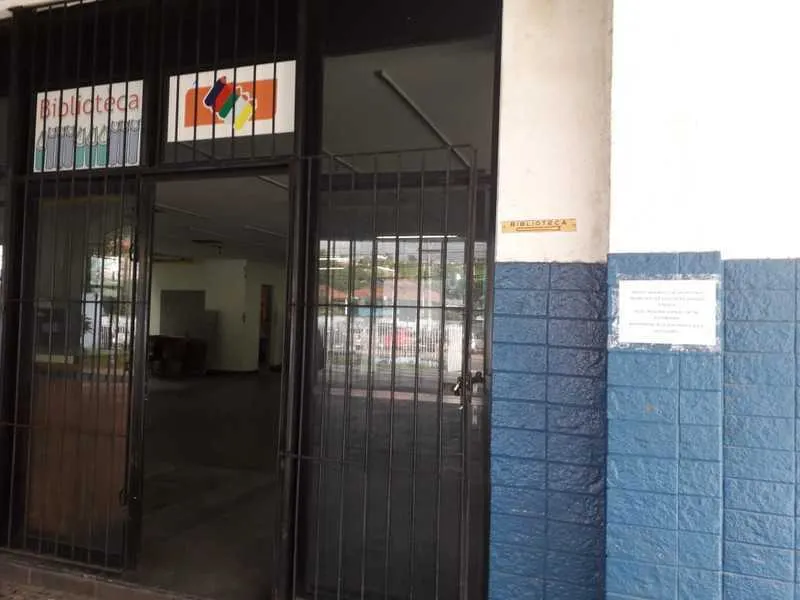 Estudantes foram surpreendidos pelos portões fechados na última semana