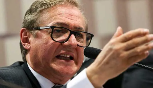 Vélez esteve hoje (8) pela manhã no Palácio do Planalto em reunião com o presidente Jair Bolsonaro e deixou o local pela saída privativa