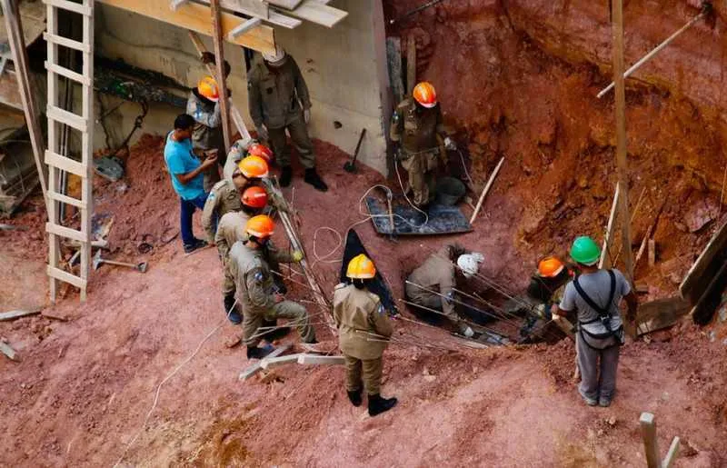 Segundo o relato de moradores, a obra  já tinha causado rachaduras nas casas vizinhas