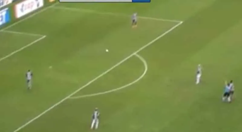 Na imagem, é possível observar o reinicio do jogo com a autorização do juiz 